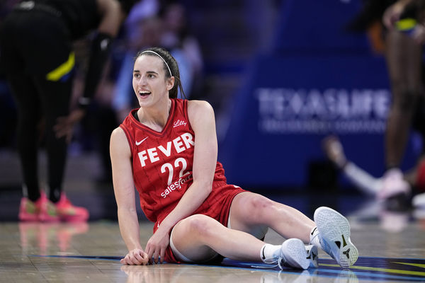 funleyuan's tweet photo. WNBA印第安纳狂热的选秀状元克拉克(Caitlin Clark)，2日出战达拉斯飞马，飙出28分、12助攻并包办5记外线，成为WNBA与NBA史上首位连2场至少攻下25分、10助攻和5颗三分的菜鸟球员，她还以617分登上队史新秀得分王，成为新人王最热门人选，连NBA球星詹姆斯(LeBron James)也公开力挺她。

【博九网】首充188送188 最高送1188 注册链接🔗 https://t.co/LGZtzNdoTv
#WNBA #Caitlinclarkleak
