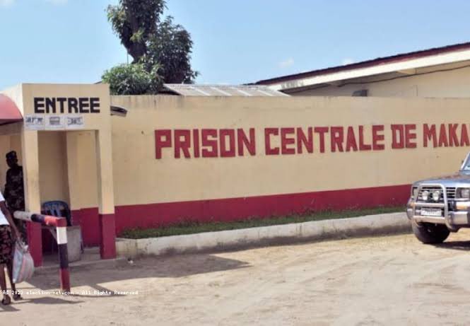 acprdcongo's tweet photo. #RDC: De 1h30 à 5h00 (00h30 à 4h00 GMT), des coups de feu nourris ont été entendus dans la nuit de dimanche à lundi, dans le périmètre de la prison de Makala, la plus grande de #Kinshasa, capitale de la République démocratique du Congo et du pays, où il y a eu une tentative d'évasion, selon des témoignages des riverains.

"Il s’agit d’une tentative d’évasion à la prison centrale de Makala. 
Les services de sécurité sont sur place pour restaurer l’ordre et la sécurité. La population kinoise est invitée à ne pas paniquer. D’autres détails suivront dans la journée", a écrit le ministre Patrick Muyaya, porte-parole du gouvernement,sur son Compte X