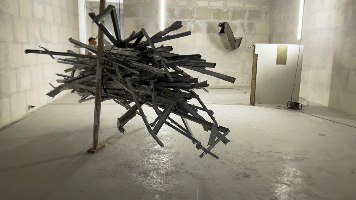 New video: Eric Hattan &amp; Nicolas Krupp: Construction Site with Trash and Petersburg Hanging: vernissage.tv/2024/09/02/eri… #kunsttagebasel <a href="/kunsttagebasel/">Kunsttage Basel</a>