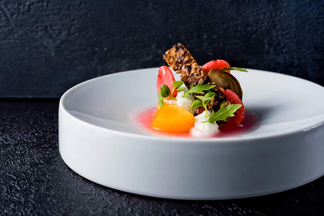 PlasDinas's tweet image. It&apos;s that exciting time of the month once again. New menu day is here!

Daniel Ap Geraint &amp;amp; his team of talented chef&apos;s are ready for another month of fabulous flavour, delicious dishes &amp;amp; the best in seasonal &amp;amp; local produce #SeptemberMenu

plasdinas.co.uk/dining

#MichelinGuide