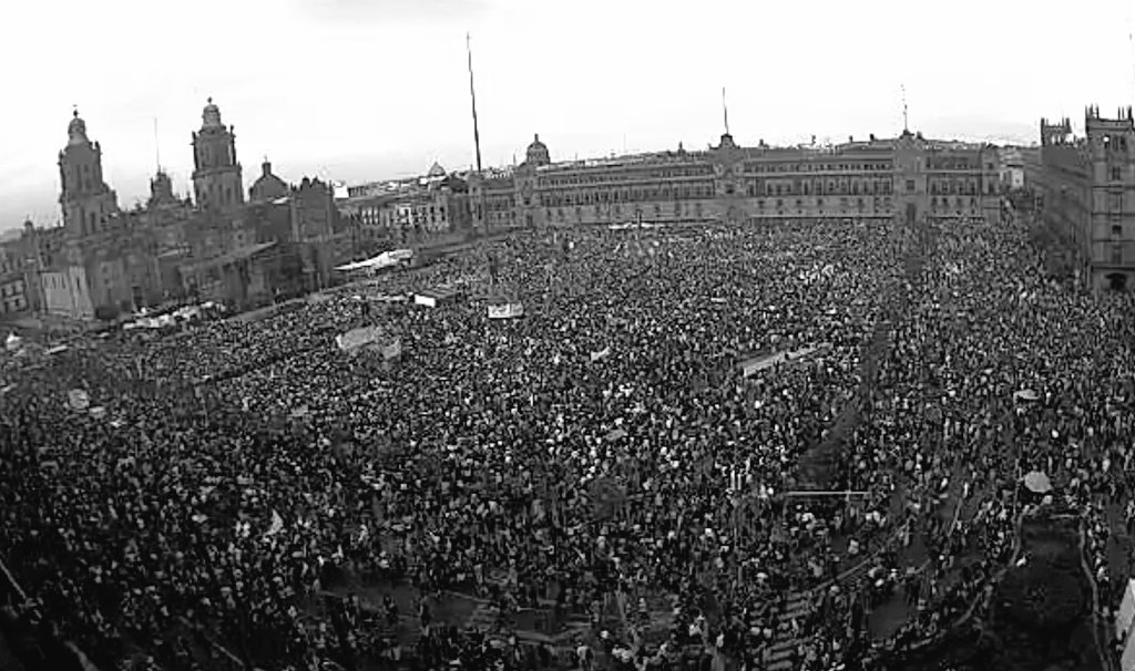 PedroPa71327744's tweet image. Muy similares, el problema es que tomo una generación, ir dejando atrás esa forma de manejar el país, y de golpe, este destruye todos los controles creados en una generación, para volver a lo mismo. Mitin con Echeverria igual de absurdos qué los actuales.