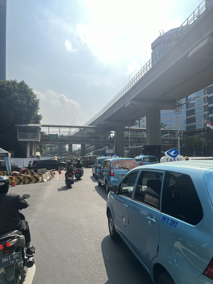 putriym's tweet photo. …semoga foto ini bisa kasih a lil bit answer knp gue musti olahraga ya supaya kuat jiwa dan raga gue menghadapi macet dan panasnya jakarta. Biar lebih warasssss bro sis😩😂 https://t.co/40olX4Wlgl