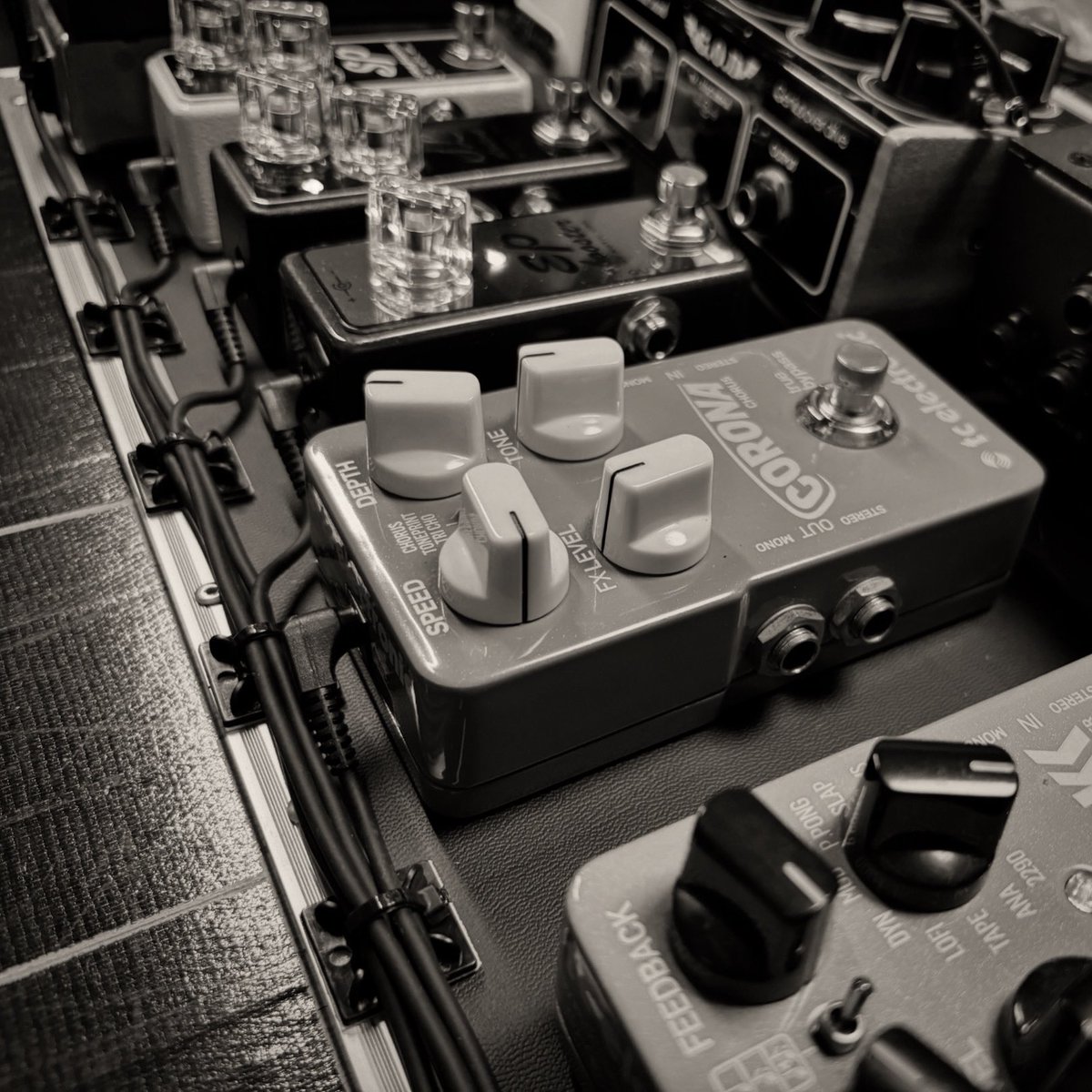 lukefujiwara's tweet image. 地道な作業に突入

電源のルート取りを少し変更したり、、、
色々あるのさ

#pedalboard #makingpedalboard #fpc