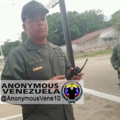 eduardomenoni's tweet photo. 🚨| URGENTE: ANONYMOUS VENEZUELA dice que tiene la información del esbirro de la dictadura de Nicolás Maduro, el TENIENTE ARELLANO que torturó a un menor de edad según denuncia en un video en redes sociales. “Se hará justicia”. 🇻🇪 https://t.co/0WDvACLPsE