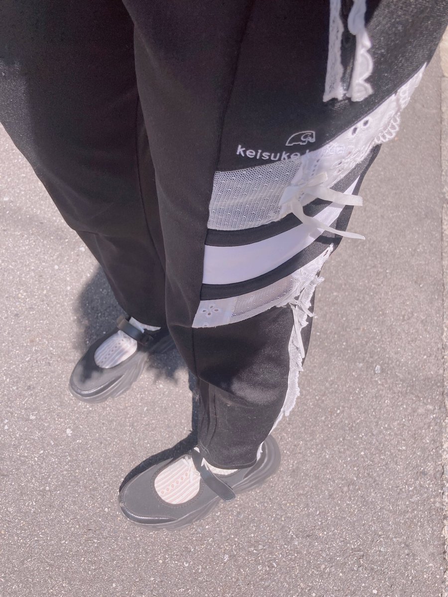 tobetaraiina's tweet photo. 今日は機動力重視でケイスケカンダのジャージにメタモルフォーゼのブラウスを!
このジャージは20AW-21SS FV(ファッションビデオ)の時のものだったはず🤔
昨夜、ジャージとロリィタのブラウスあわせて着るんだァと思ったら興奮して眠れなかった🌝無理して買って良かったです
#keisukekanda https://t.co/R5h9BY8N6b