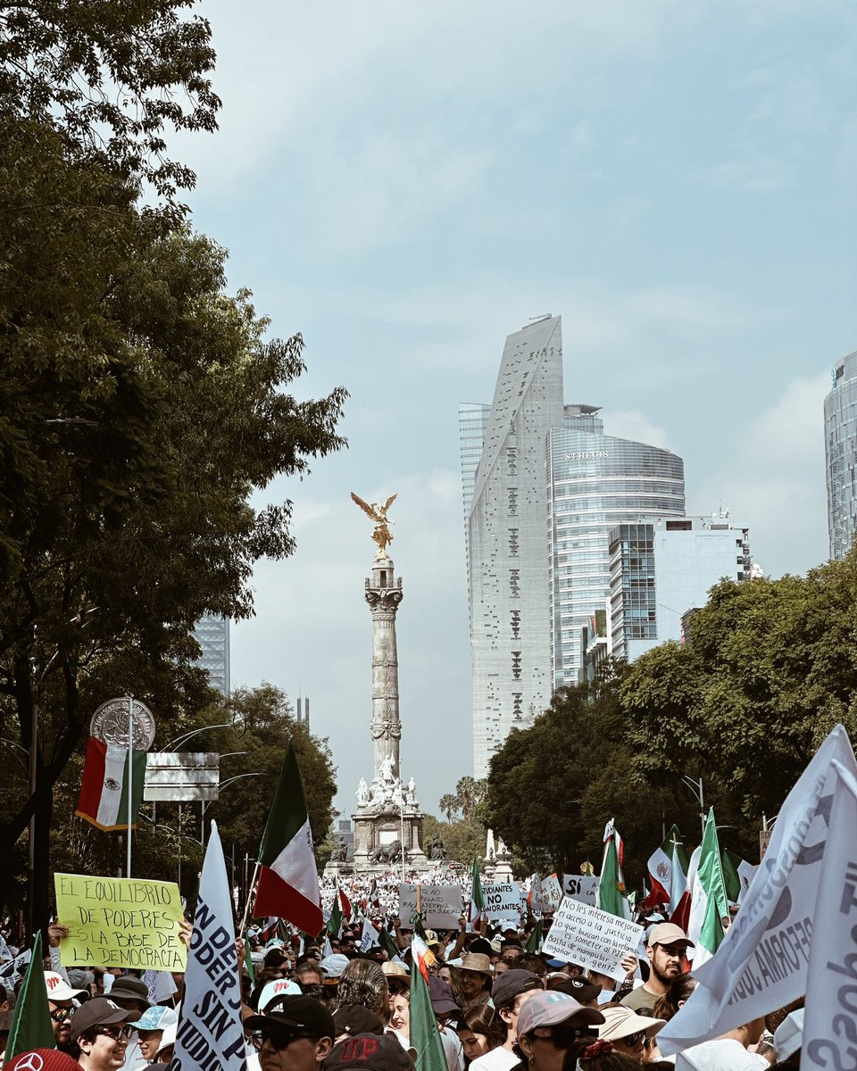 maraapagani's tweet photo. Quiero expresar mi más profundo agradecimiento a todos los estudiantes que participaron hoy en la marcha. 

Su compromiso ha sido fundamental para defender el Estado de Derecho en México.
#EstudiantesConPJF #SinJusticiaNoHayFuturo https://t.co/vAlikuegr5