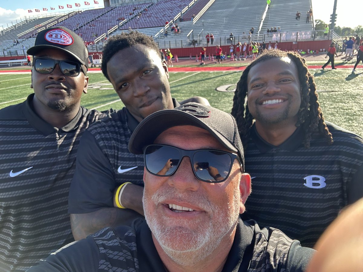 3 former players now coaching next to me! @DennisOsagiede7 <a href="/Chad_mvp26/">3️⃣3️⃣</a> <a href="/Jglaspie16/">🙏🏾</a> Grow your own!