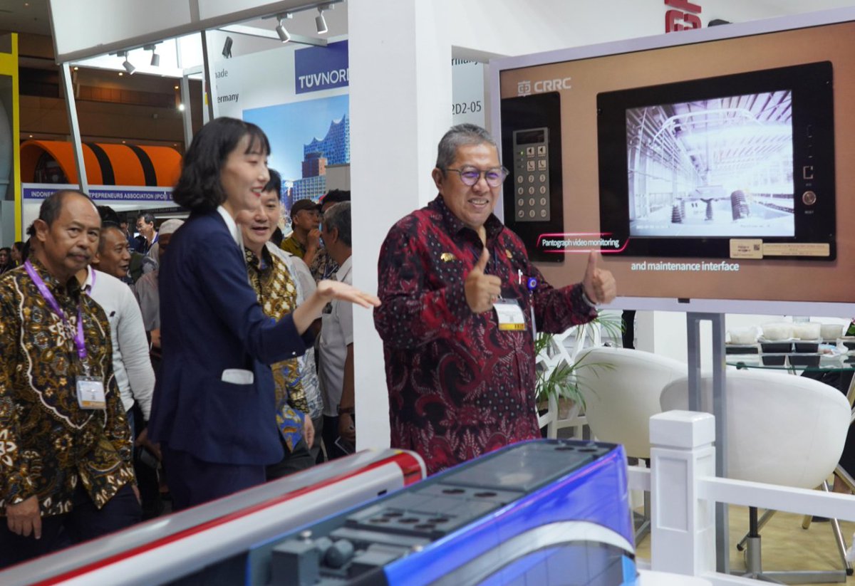 CRRC_global's tweet image. 🎊 Recently, #RailwayTech Indonesia 2024 was held at Jakarta International Expo Center 🚆. The exhibition attracted over 150 rail transit operators and manufacturers from 36 countries and regions🤩. Centering on the theme of “CRRC Powering a Future of Green Travel”, #CRRC…
