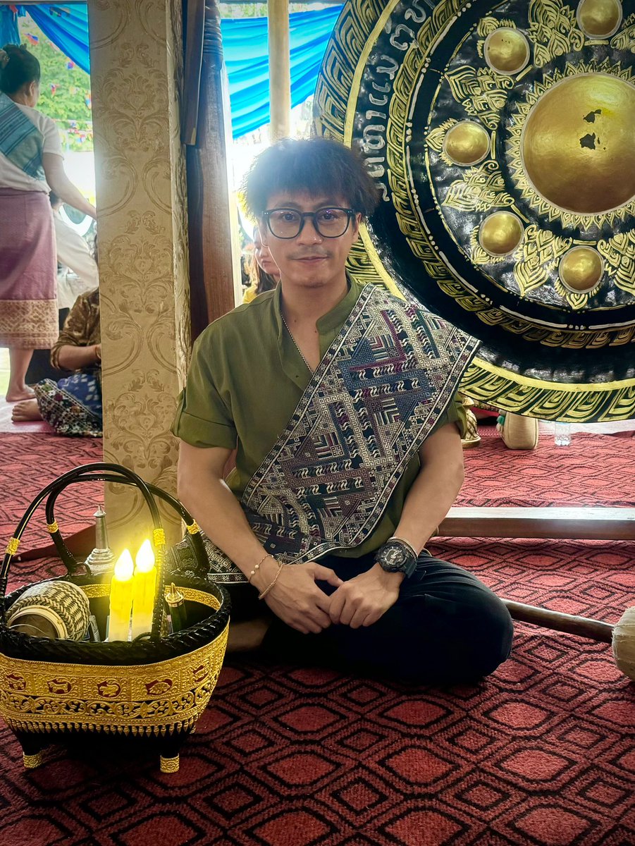 yourgapko's tweet photo. 🙏🙏🙏 ...ທຸທຸ ບຸນນໍາກັນເນີ້~ 😇

“ປີນີ້ ຜູ້ເພິ່ນຢູ່ອີກຟາກໜຶ່ງ ໄດ້ກັ້ງຄັນຮົ່ມມາຮັບຫໍ່ເຂົ້າ 
(ຝົນຕົກຮໍາ)” #ບຸນຫໍ່ເຂົ້າປະດັບດິນ
#ທ້າວຫຍ໋ອງ #ຜູ້ບ່າວລ້ານຊ້າງວຽງຈັນ https://t.co/f4SnhGGzCa