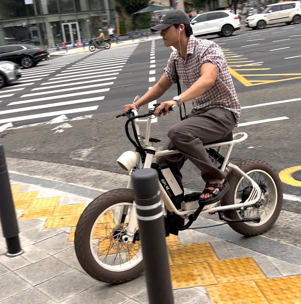 Ace_BBH's tweet photo. JONGIN OP UPDATE WITH HIS BIKE!! 😭ARE YALL SEEING HIS ARM???? HES SO BUFF 😭

OP's friend sent this pic to OP last week! 🥹 https://t.co/0Cwy5Cn1BP