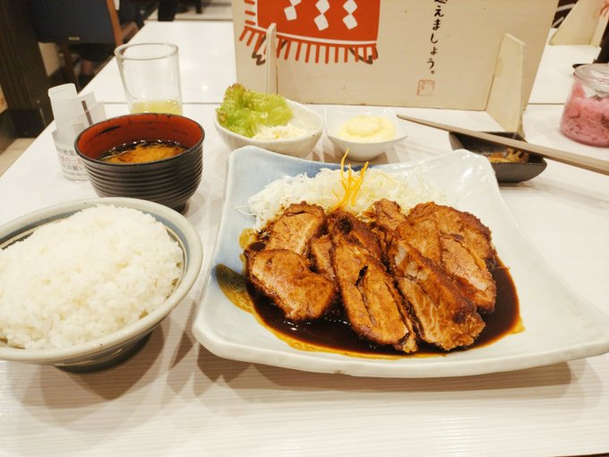 実はこの前試合を観に来ていたのですが、台風により3連戦は中止に🌀 天災には勝てないですが、前日の試合は勝って&ldquo;勝利の女神&rdquo;継続です🥰 新幹線も動いてなく、しばらく名古屋に住むかなって感じでしたが、無事にお家に着きました😁  『矢場とん』美味しかったよ😋  皆さんは台風被害大丈夫でしたか？