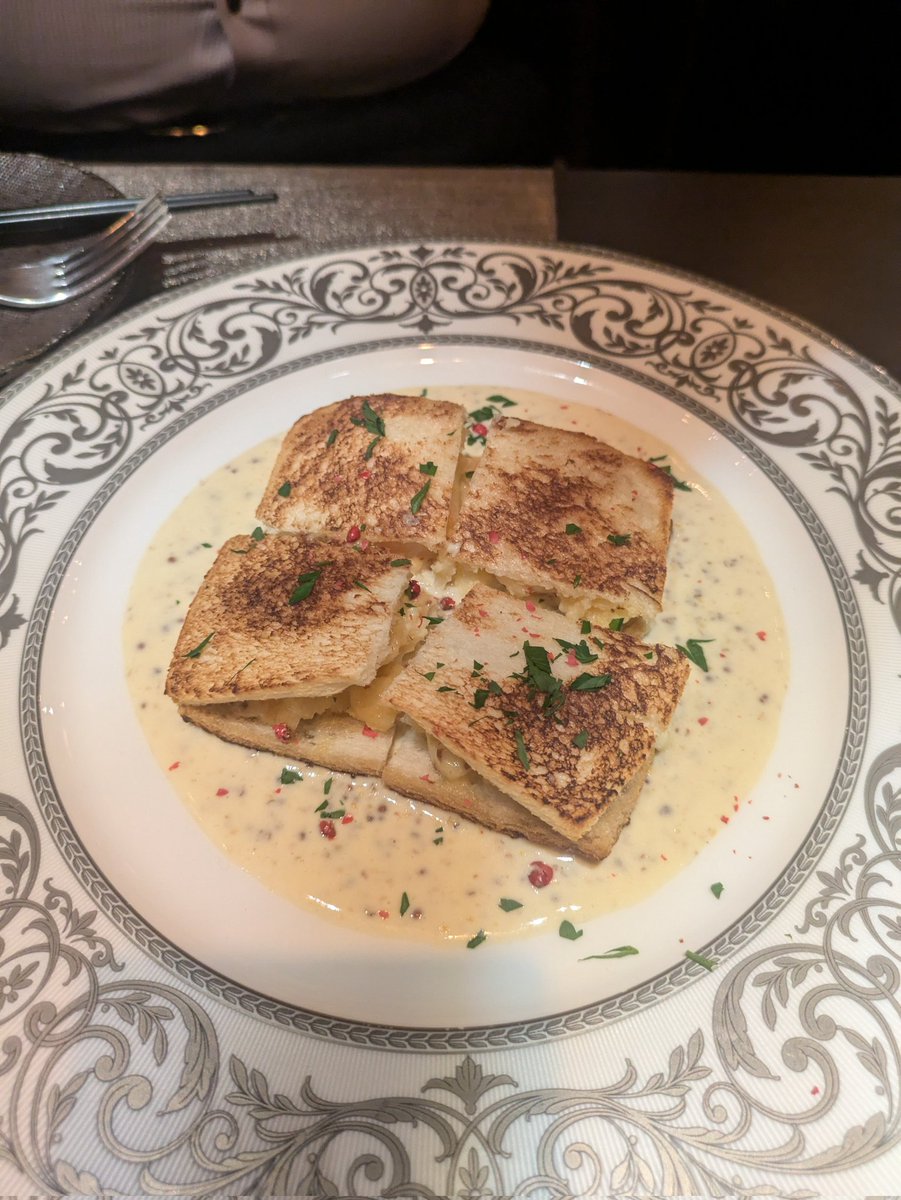 osaka_satsuki's tweet photo. 今週は予定が未定ですが、
入れても13:00-15:30と短時間なのです🥲🥲
申し訳ありません😭
枠が少なく予約取りにくいかと思いますので、
ご予約はお早めにお願いします✨

このえびパン美味しすぎておかわりしました♥🦐笑
お初にこんな隠れ家があるとは✨
 #谷町 #メンズエステ #癒し https://t.co/KjA0ZLYnqA