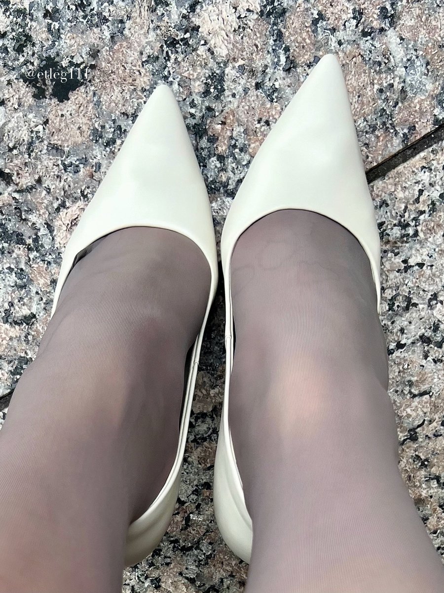 こんにちは✨
朝のブュッフェは、出掛けに玄関先でご奉仕させられて、そのまま…💕
結局、ランチに変更となりました😅
グレーのパンストを履いた右脚甲の部分に薄らと残るのシミは、ご想像にお任せします🩶
いってきます👋 https://t.co/AX0ruYBwEa