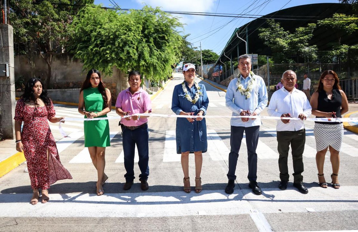 #CHIAPAS
Con construcción de circuito de vialidades, se garantiza calidad de vida de habitantes de Arroyo Blanco: SOP
<a href="/ObrasPublicasCS/">Secretaría de Infraestructura Chiapas</a> 👉👉👉  goo.su/e6lkHUB