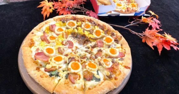 animemega320's tweet photo. Tasting Domino’s Japan’s new tsukimi moon-viewing pizza before its official release https://t.co/gTPFYz4Mi8 https://t.co/BoZhlmHlBM