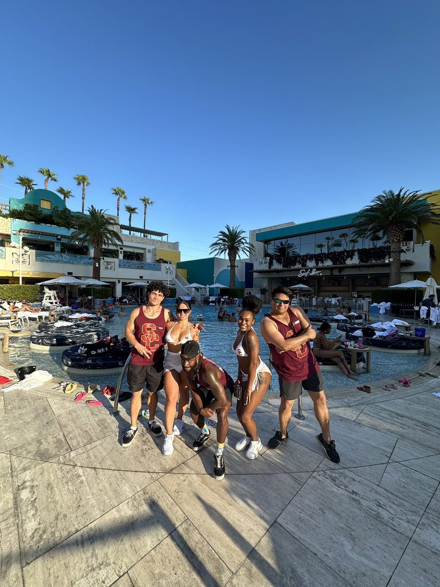 Palms's tweet photo. let’s go SC ❤️💛❤️💛

#palmsisheretoplay #usc #USCvsLSU https://t.co/eOdukvaXcU