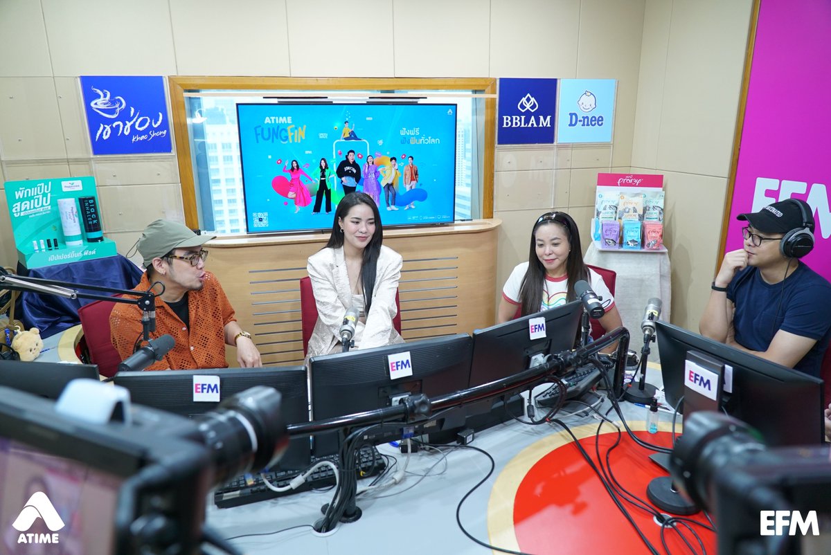 EFM_STATION's tweet photo. แฉข่าวเช้า วันนี้ต้อนรับ มีนตรา อินทิรา นักร้องสาวหน้าสวยเสียงดีจาก GRAMMY GOLD พร้อมหยิบเพลงใหม่มาแนะนำกันด้วยกับ ‘กรวดน้ำตา’ เพลงเช้าเนื้อหาดราม่าเข้มข้น เล่าความรู้สึกในมุมผู้หญิงที่ถูกทำร้ายความรู้สึกมานาน จนวันที่มันตู้ม! ระเบิดออก พร้อมกับกรวดน้ำตาชาตินี้หรือชาติไหนอย่าได้พบเจอความรักหรือความสัมพันธ์แบบนี้อีก
.
โดยทีมเบื้องหลังยังคงได้ร่วมงานกับ พี่อั๋น ประพันธ์ ในฐานะโปรโมเตอร์และทีมนักเขียนเพลงของ พี่แจ๊ป The Richman Toy อีกทั้งยังเพิ่มความดราม่าด้วยมิวสิกวิดีโอที่ได้ เข้ม หัสวีร์ มาพลิกบทบาทที่คนดูยกนิ้วให้ ตามไปฟังและชมมิวสิกวิดีโอ ‘กรวดน้ำตา’ ซิงเกิลใหม่จาก มีนตรา ได้แล้ววันนี้บน YouTube : Grammy Gold Official

#EFM94 #แฉข่าวเช้า #กรวดน้ำตา #มีนตรา #มีนตราอินทิรา #GrammyGold