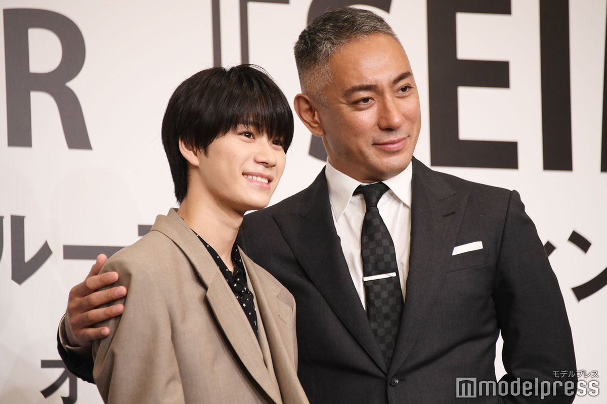modelpress's tweet photo. Lil かんさい嶋﨑斗亜、市川團十郎と共演
安倍晴明の世界描く新エンターテイメント舞台
JAPAN THEATER「SEIMEI」出演決定❕️

🔻製作発表会見／仲良し2ショット多数✌
https://t.co/py16RbItoR

脚本：今井豊茂
演出：広井王子
楽曲：SUGIZO
神楽振付：ケント・モリ
歌舞伎音楽：田中傳次郎

#SEIMEI https://t.co/LSwo18f8KD