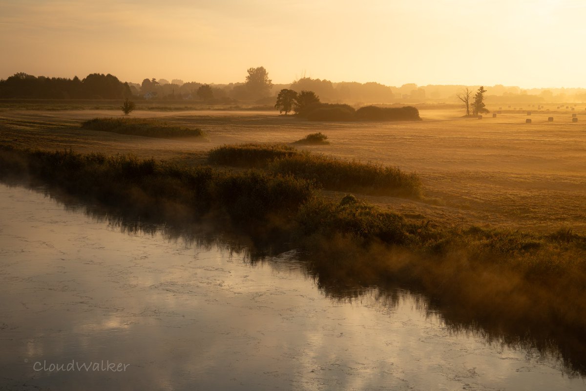 walkercloud13's tweet photo. Good morning everyone 🤗 I wish you a nice day ☀️ Sunrise over the Noteć River in Gościmiec #landscape #naturephotography #nature2000 #NotećValley #NotećRiver #Gościniec #LubuskieVoivodeship #sunrise #Poland #SonyAlpha 🇵🇱♥️ https://t.co/3x8DeSQuku