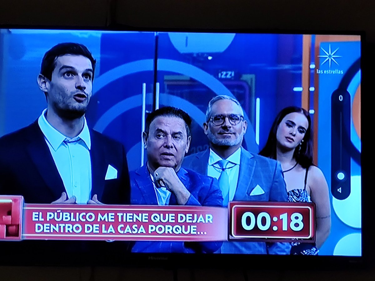 renyaakc's tweet photo. Quién más le baja el volumen a 0 cuando habla el AM 
#LaCasaDeLosFamososMex https://t.co/gvAM5L8TlJ