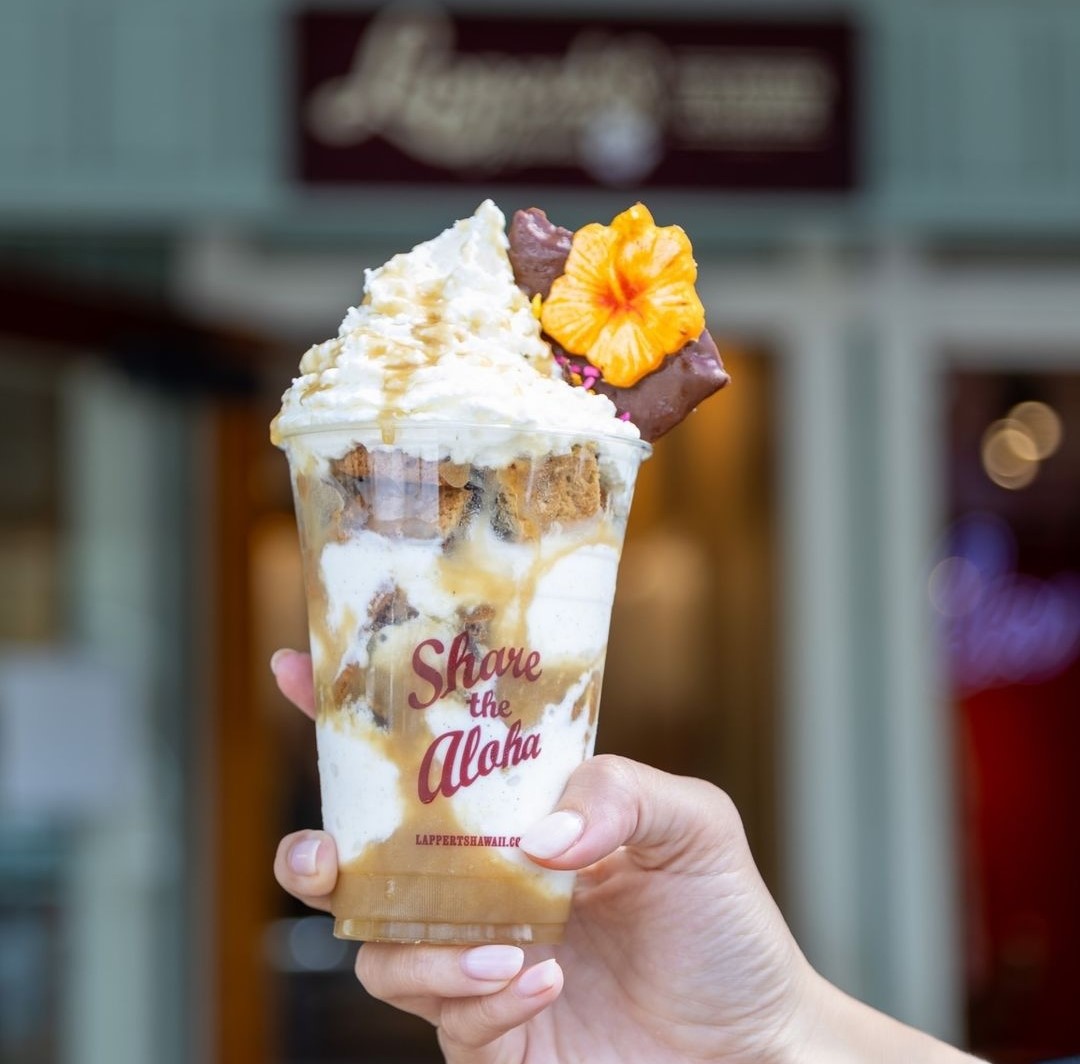 ShopsAtWailea's tweet photo. Celebrate the end of summer with the perfect treat: a Hawaii Sundae from @LappertsHawaii. 🍨
Tag a friend to share it with!
#theshopsatwailea #lappertshawaii #sharethealoha #mauieats #mauirestaurant #mauirestaurants #wailea https://t.co/AuVgBEDS3b