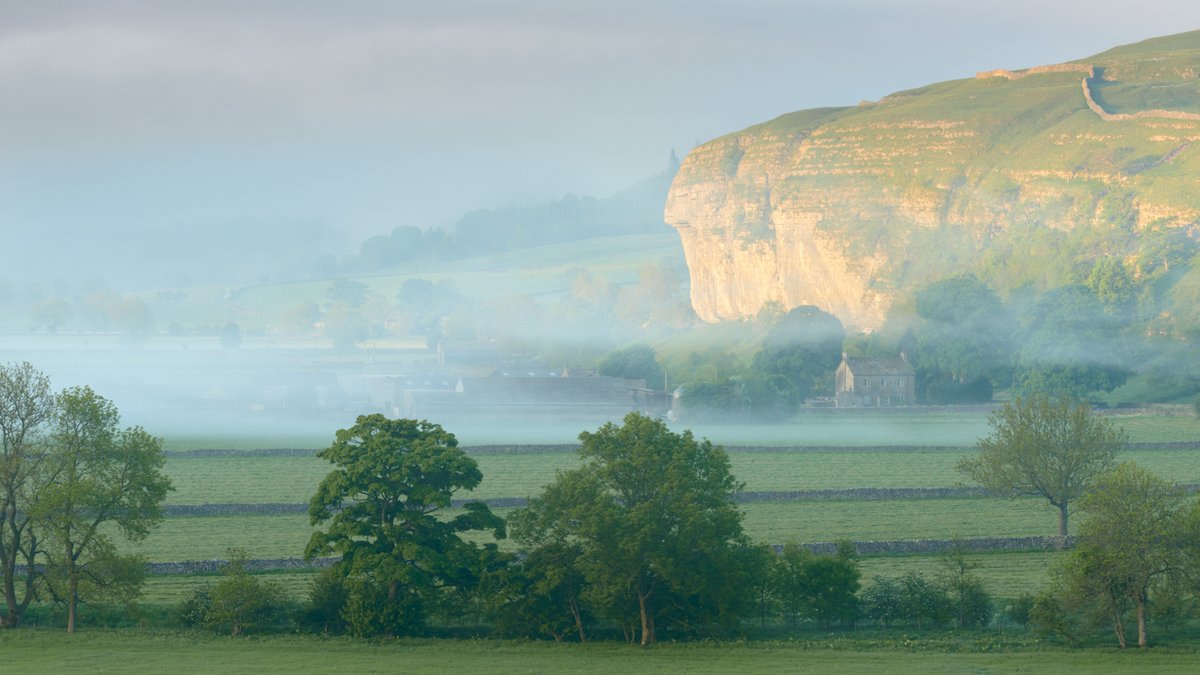 yorkshire_dales's tweet photo. Welcome to the week ahead 🙌

As the land cools overnight after a warm day mists form; shown beautifully in this image of Kilsnsey Crag in Wharfedale. A magical time of the year 🍃🍂

📸 Kev Lockwood

#MondayMotivation #Kilsnsey #Wharfedale #YorkshireDales #NationalPark https://t.co/Sujo6f8CPh
