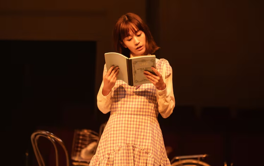 higuchism's tweet photo. 前田敦子さんの舞台『共闘者』をナゾの自販機真横（観ればわかる）で拝見。台風の隙間に観たら女子会『台風クラブ』みたいな小宇宙。しかしやっぱり、あっちゃん凄い求心力！！！根本宗子さんがAKB時代のあっちゃんとお金払って握手した、そのお互いの距離感がそのまんまこのダークヒロインと級友たちの距離感をつくっているではないか。その半生(はんなま)のリアルさゆえに、ヒロインの孤独も周囲のあこがれと執着も、鼻につんと来る鮮やかさが。この感覚、アツヲタ監督と言われた私には見える、見えるぞ！笑  

そのあこがれは鬱陶しくややこしいが、こうして時を超える原動力にさえなるかもしれない。いやそれとて一時の麻薬的幻覚かもしれないが、夢見る力は彼女たちを明日あさってまではとりあえず生かしてくれるだろう。だから生きづらい彼女たちは「集中！松たか子！」の呪文をふり絞るように唱え続ける。そのみっともなさ、かわいさ、けなげさよ。

それにしても、人生も芝居も「死ぬまでのヒマツブシ」とあっちゃんが実相寺昭雄のお気に入りモットーを語るに及んでは愈感電を抑え難いものがあった。あこがれを忘れかけた人びとは観るがいい！！
@Atsuko_100