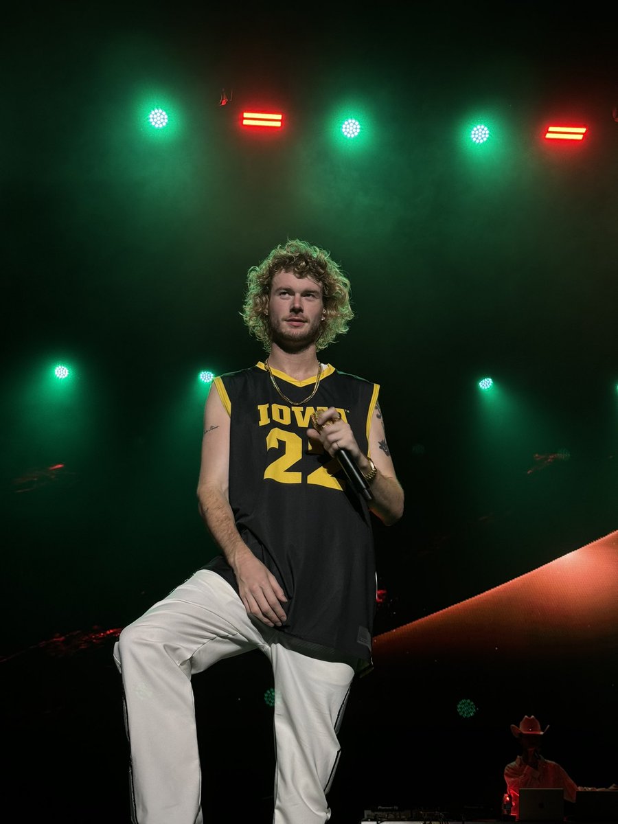 JeremyTosh1's tweet photo. @yunggravy rocking the @CaitlinClark22 jersey 🐤

@BarstoolUIowa https://t.co/GwPULbOqcU