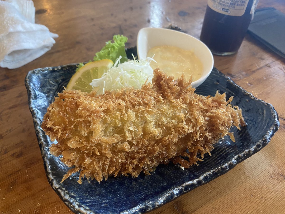 suko0928's tweet photo. かにと海鮮丼　港食堂　かじま
かつおの刺身定食&amp;アジフライ

茨城県大洗町魚市場からサンビーチ通りに面した食堂。
観光客狙いのショボイ内容かと思いきや、しっかりとしたカツオの刺身が出てきてビックリ。おろしニンニクも香りの良い良い物が出てくる。
大洗に来たら必ず行かなければもったいない。 https://t.co/qD1QgLZsZr