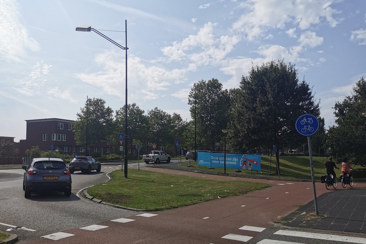 ⚠️🚲🚶‍♀️Let op! Ook in stadsdeel Zuidoost zijn de scholen weer begonnen. Laten we er samen voor zorgen dat onze kinderen veilig van en naar school kunnen reizen.