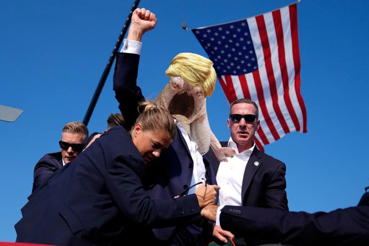Screaming Chicken Trump tweet media