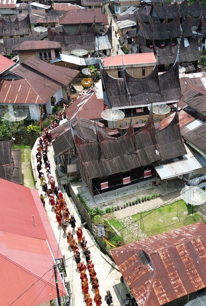 detikTravel's tweet photo. #Foto Festival matrilineal limpapeh digelar di Desa Saribu Gonjong! 😍

Acara ini bertema perempuan dalam Minangkabau! Yuk intip potretnya! 📸

>> https://t.co/Xjnr09CWeN

Foto : ANTARA FOTO

#detikTravel #festival #matrilineal #limpapeh #desa #saribu #gonjong #minangkabau https://t.co/nOz0Pb7Fwz