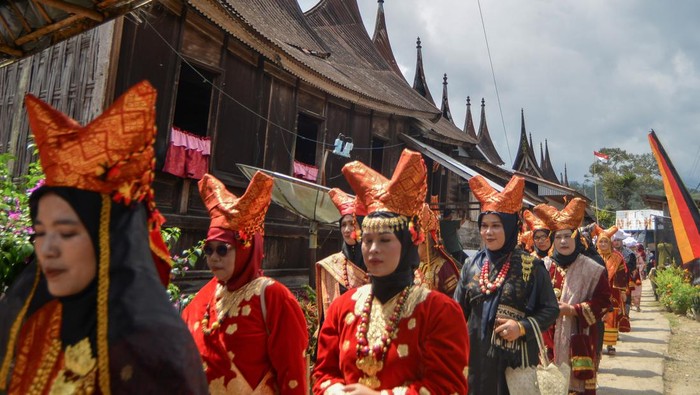 detikTravel's tweet photo. #Foto Festival matrilineal limpapeh digelar di Desa Saribu Gonjong! 😍

Acara ini bertema perempuan dalam Minangkabau! Yuk intip potretnya! 📸

>> https://t.co/Xjnr09CWeN

Foto : ANTARA FOTO

#detikTravel #festival #matrilineal #limpapeh #desa #saribu #gonjong #minangkabau https://t.co/nOz0Pb7Fwz