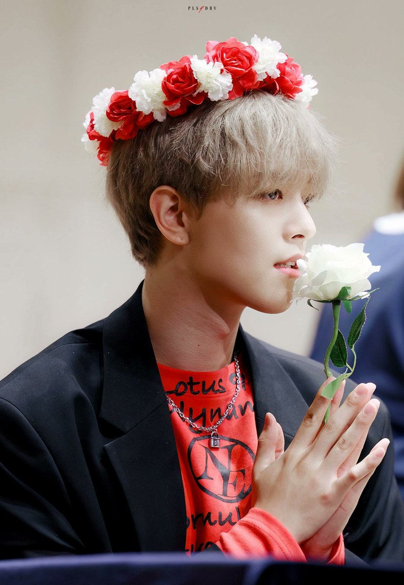 teona_mur's tweet photo. Твои розы всегда будут с тобой 🌹#OurMorningStarlight_RAVN_DAY
#레이븐_우리의아침별빛_생일축하해
#RAVN https://t.co/xVelVp1G7Z