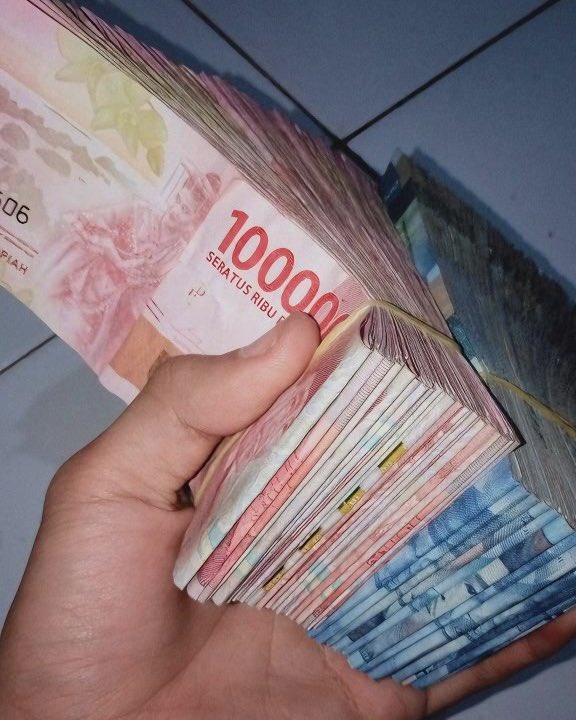 dagelan's tweet photo. EH KOCAK.. COBA LU BELAH DADA GUA.. DAN LU LIAT ISINYA APAAN.. ISINYA DUIT.. ITU ARTINYA GUA CINTA DUIT.. DUIT TILL I DIE.. PAHAM LU.. https://t.co/Ney0py0jmg