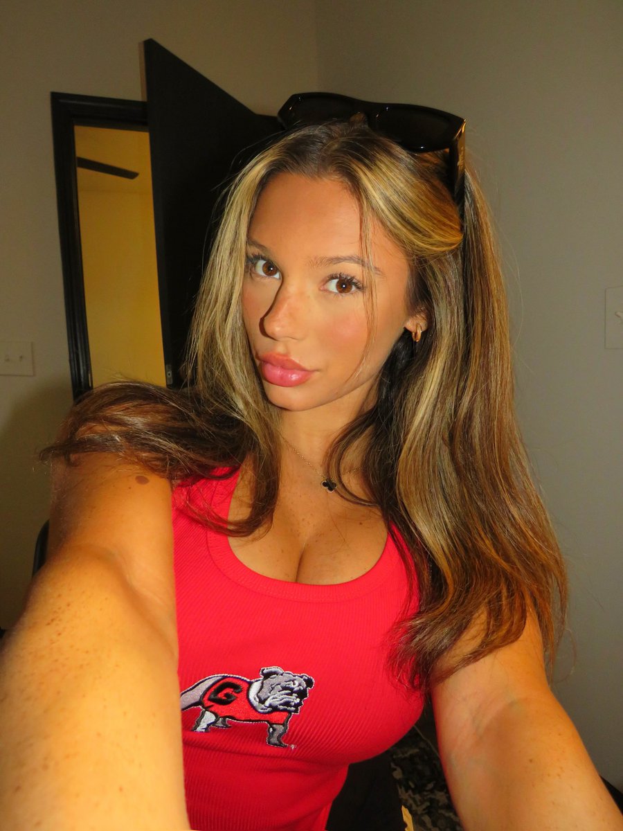 Sydneyshmity's tweet photo. Go dawgs #ugagirl https://t.co/n0pv09SSd3