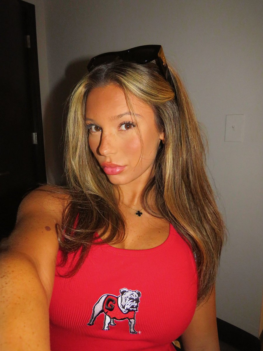 Sydneyshmity's tweet photo. Go dawgs #ugagirl https://t.co/n0pv09SSd3