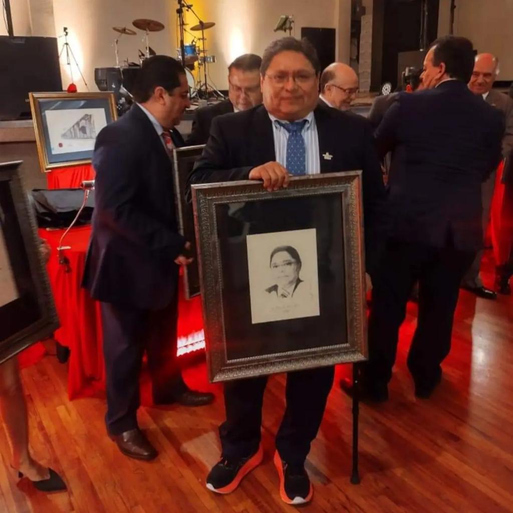SMI_Nacional_'s tweet photo. #Enterare "Participan nuestro Secretario General CEN SMI Ing. Juan Villegas Arce y nuestro Vicepresidente CEN SMI Ing. Enrique Cervera en la 45 Reunión Nacional que se celebra en Querétaro."
Los cuales recibieron una obra personalizada del artista Guido Farina.
@CristinaRuiz_S https://t.co/AQ9JnPEYLe