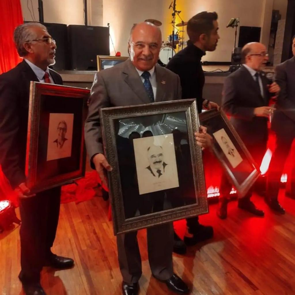 SMI_Nacional_'s tweet photo. #Enterare "Participan nuestro Secretario General CEN SMI Ing. Juan Villegas Arce y nuestro Vicepresidente CEN SMI Ing. Enrique Cervera en la 45 Reunión Nacional que se celebra en Querétaro."
Los cuales recibieron una obra personalizada del artista Guido Farina.
@CristinaRuiz_S https://t.co/AQ9JnPEYLe