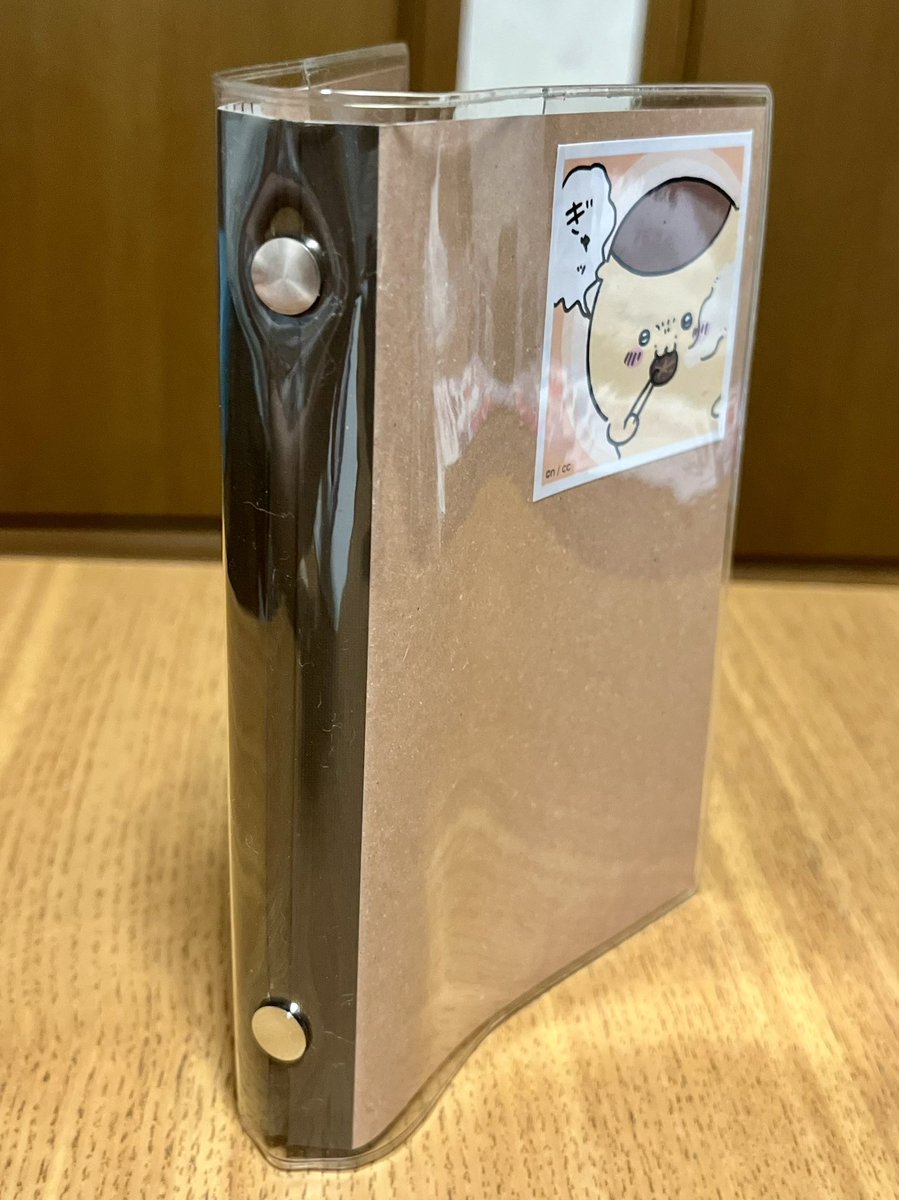 AHn5x's tweet photo. DAISOのノートの表紙とノートカバーにミニ6の金具をつけたらサイズ感ぴったり！レシピノートにします！ https://t.co/OGiWmn6zwD