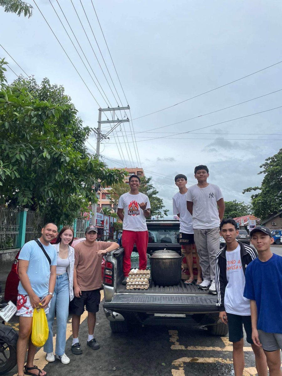 angatbuhay_ph's tweet photo. Ongoing na ang distribution ng Naguenyou volunteers ng hot meals sa mahigit 600 na residenteng apektado ng #EntengPH sa Naga City. 

Maraming salamat sa inyong pakikipagbayanihan! 

📸: Naguenyou | Facebook https://t.co/mBTL8ZLMb4