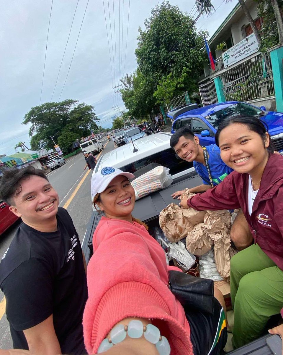 angatbuhay_ph's tweet photo. Ongoing na ang distribution ng Naguenyou volunteers ng hot meals sa mahigit 600 na residenteng apektado ng #EntengPH sa Naga City. 

Maraming salamat sa inyong pakikipagbayanihan! 

📸: Naguenyou | Facebook https://t.co/mBTL8ZLMb4