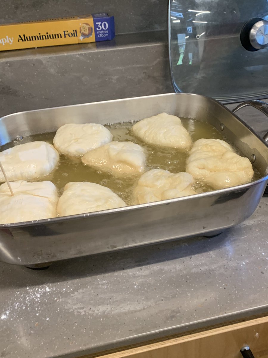 Look who is entertaining us this afternoon, Thomas Matthew <a href="/troycassardaley/">Troy Cassar-Daley</a> #QUT &amp; we are lucky enough to have the talented Aunties showing us how to cook up a storm, teaching the students how to cook fried scones and sweet damper for Kai Kai cook up. #qutyarns <a href="/tripleamurri/">Triple A</a>