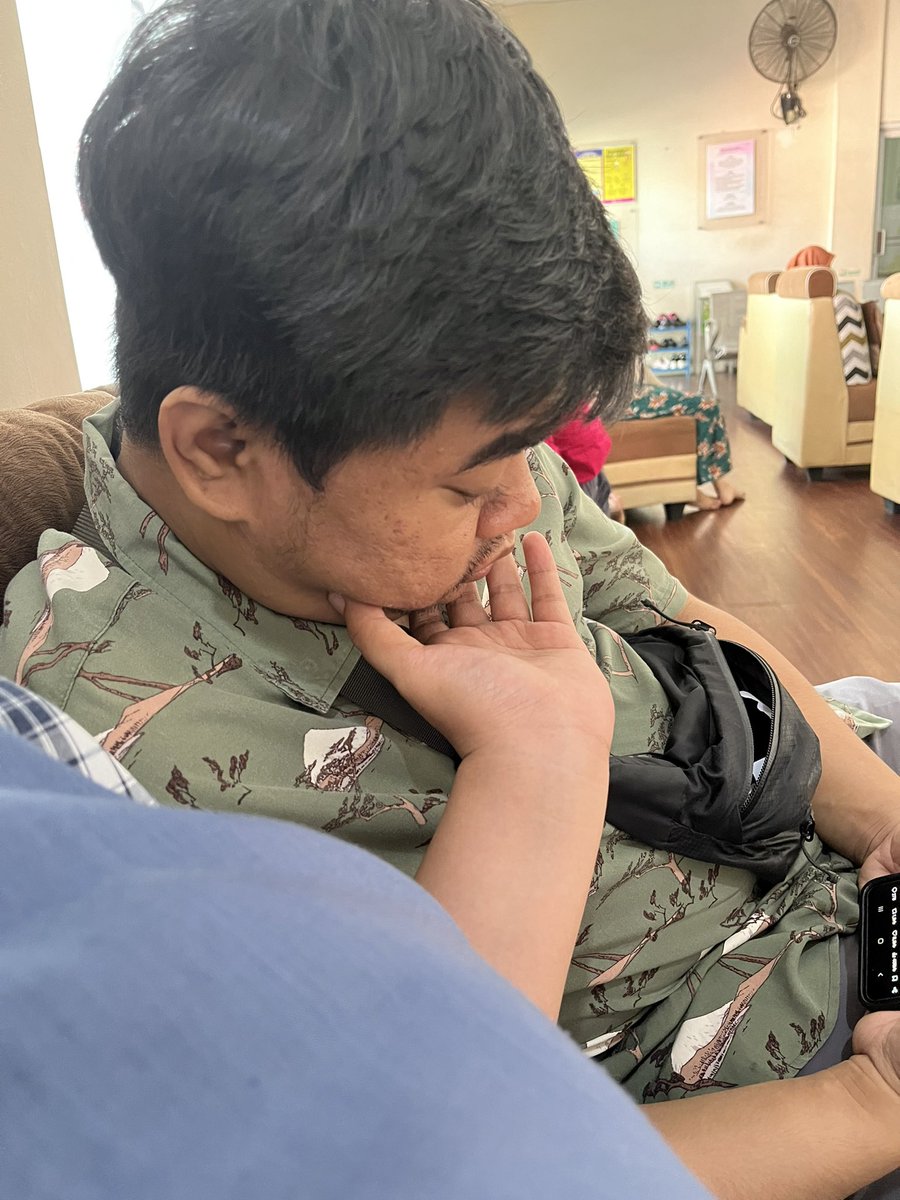 Hari ini, ibu sama ayah dateng ke dokter nak. Biasanya mau liat adek, tapi kali ini beda. Semua jadi hampa nak, ibu masih belum biasa dengan keadaan sekarang 😔