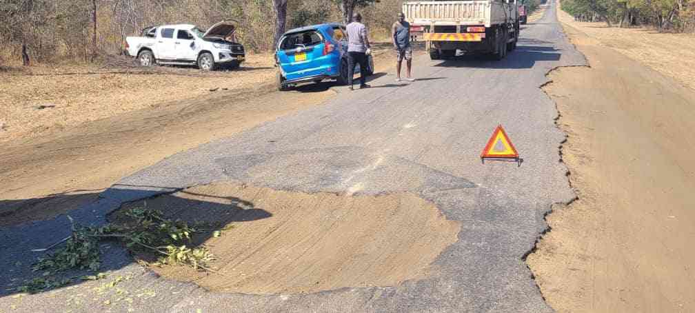 This is the road that links Zimbabwe’s second-biggest city, Bulawayo, to the great Victoria Falls. It is a mess!

These are the consequences of the looting of public funds by Mnangagwa and his regime.

How can a government fail to fix a road that is the main artery to its most