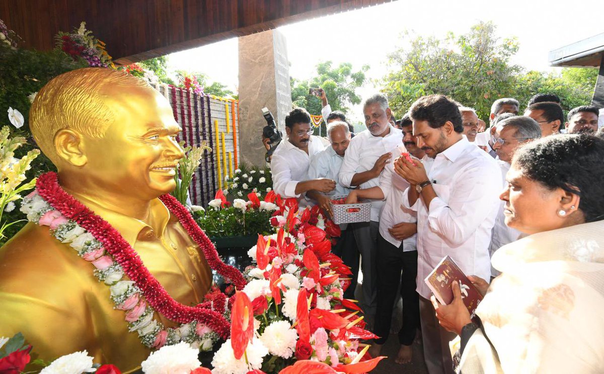 ysrcp_usa's tweet photo. వైయస్‌ఆర్‌ 15వ వర్ధంతి సందర్భంగా ఇడుపులపాయలోని వైయస్‌ఆర్‌ ఘాట్ వద్ద వైయస్‌ జగన్ నివాళులు.

నివాళులు అర్పించిన వైయస్ విజయమ్మ, వైయస్ భారతి

వర్ధంతి కార్యక్రమంలో పాల్గొన్న ఎంపీలు వైయస్ అవినాష్ రెడ్డి, గురుమూర్తి, కడప జిల్లా పార్టీ అధ్యక్షులు రవీంద్రనాథ్ రెడ్డి, ఎమ్మెల్యేలు అమర్నాథ్ రెడ్డి, దాసరి సుధ, మాజీ డిప్యూటీ  సిఎం ఆంజాద్ బాషా, మాజీ ఎమ్మెల్యేలు కోరుముట్ల శ్రీనివాస్, చెవిరెడ్డి భాస్కర్ రెడ్డి, కడప మేయర్ సురేష్ బాబు, ఆలూరు ఎమ్మెల్యే విరుపాక్షి, వైఎస్సార్సీపీ రాష్ట్ర ప్రధాన కార్యదర్శి సతీష్ రెడ్డి, ఎమ్మెల్సీ రామసుబ్బారెడ్డి, పలువురు నేతలు..

#YSRVardanthi #JoharYSR