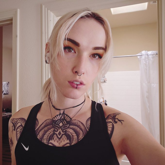 𝘔𝘪𝘴𝘴𝕽𝖊𝖉𝘓𝘪𝘯𝘦 - I felt real pretty today 🤍 https://t.co/V9ZFsiDVya