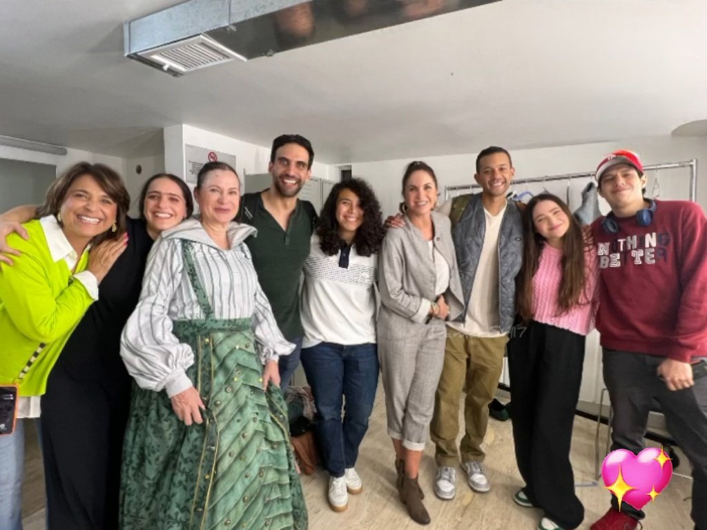 <a href="/LuceroMexico/">Lucero</a> de visita en @LaTernuraObra