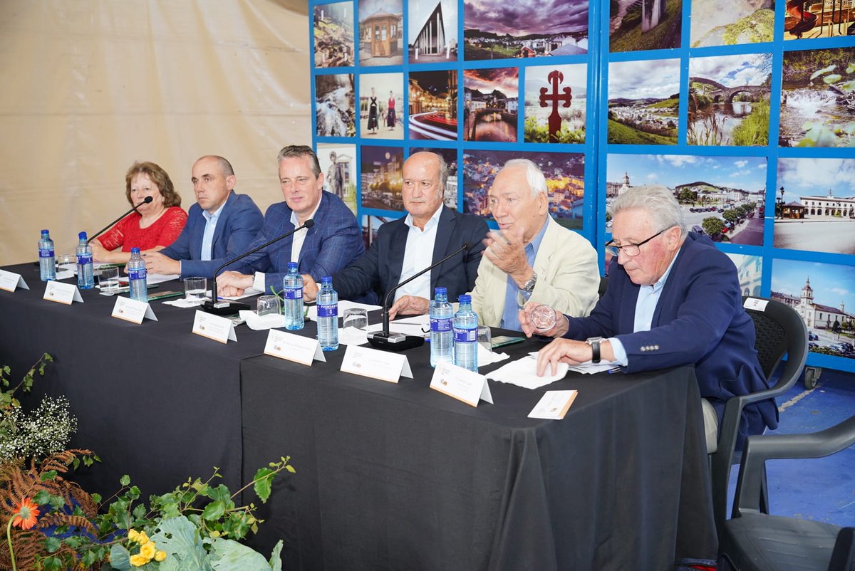 forocye's tweet image. Coloquio sobre medio rural en el Recinto Ferial de Vegadeo con el que se inician de nuevo las actividades tras las vacaciones de verano. "16 Foro Comunicación y Escuela: Comunicación y medio rural"