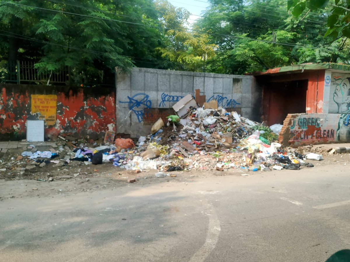 gpexta's tweet photo. @MCDdelhi @swachhbharat @SwachSurvekshan @DCSOUTHZONE 
This is the condition of a dhalao which was declared closed by MCD over a year ago. Rickshawwalas from Arjun nagar are dumping waste here daily. No challans, no action against them. 
Dhalao needs to be demolished. https://t.co/TN77v0Tnyg